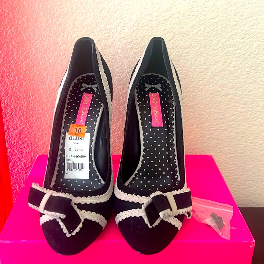 Beautiful Like new Betsey Johnson “Reese” Heels